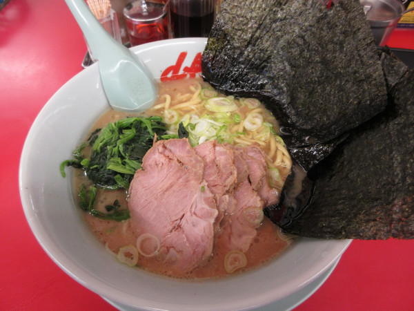 「醤油チャーシュー麺（９７０円）ほうれん草８０円クーポン板海苔」@ラーメン山岡家 阿見店の写真