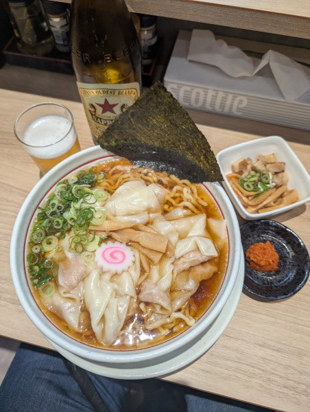 「自家製ワンタン麺＋山形焼き餃子5個＋瓶ビール 赤星＋特製辛味噌」@山形中華そば 麺や 一球の写真