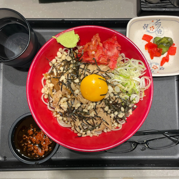 「月見うま肉そば（冷）」@名代 富士そば 神田店の写真