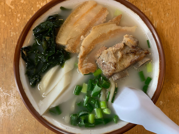 「沖縄そば 3枚肉 中 トッピング骨付ソーキ」@てだこそばの写真