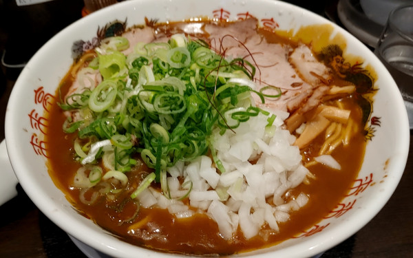 「カレーラーメン（880円）（麺硬め、ねぎだく）」@来来亭 鴻巣店の写真