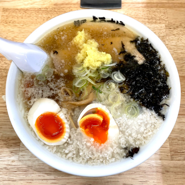 「背脂生姜醤油らーめん＋煮たまご」@青竹手打ちラーメン 麺屋ようすけ 堀米店の写真