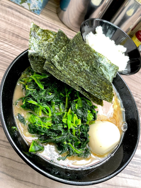 「ホーレン草ラーメン+小ライス ( 無料 )」@家系らーめん 武蔵家 川越店の写真