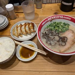 ランチ（博多ラーメン＋餃子5個＋ご飯）