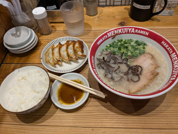 「ランチ（博多ラーメン＋餃子5個＋ご飯）」@めんくいや 博多駅東店の写真