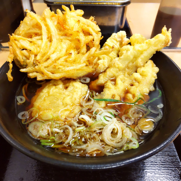 「【季節限定】とり天ちくわそば（￥750）＋かき揚げ（クーポン」@ゆで太郎 蒲田中央通り店の写真