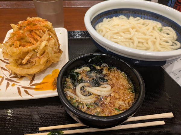 「釜揚げうどん(得)+かき揚げ」@丸亀製麺 アトレ新浦安店の写真
