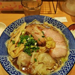 ワンタン中華そば　黒（ワンタントッピング）＋小ライス＋温玉