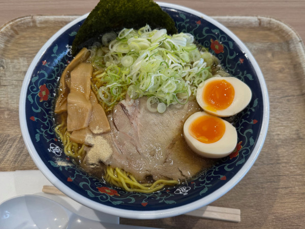 「煮干醤油ラーメン　大盛　煮玉子トッピング　ネギトッピング」@凌駕IDEA イオンモール松本店の写真
