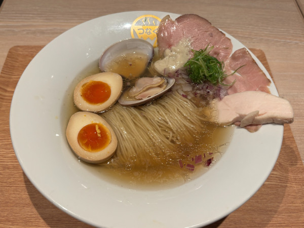 「味玉「はまぐり×濃厚ペースト」塩の魚介らぁめん」@Ramen 塩と貝 つなぐの写真