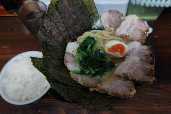 「醤油チャーシューラーメン+のり+ライス」@横浜家系ラーメン さぃきょうの写真