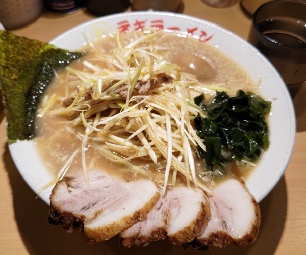 「ネギチャーシューメン（３枚）+味玉」@○新 ネギラーメン 新橋店の写真