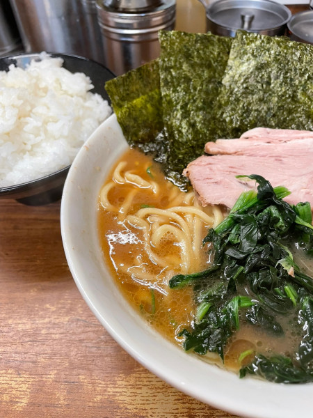 「ラーメン 並 ライス」@横浜家系らーめん 武道家 吉祥寺店の写真