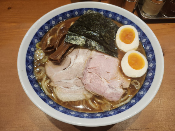 「特製ラーメン（醤油）+辛味」@中華そばの店 りょうがの写真