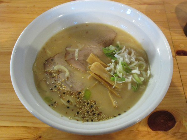 「豚骨しおらーめん（880円）」@らー麺こぶしの写真