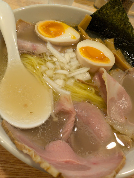 「天然真鯛の塩ラーメン・味つけ玉子トッピング」@塩ラーメン空海の写真