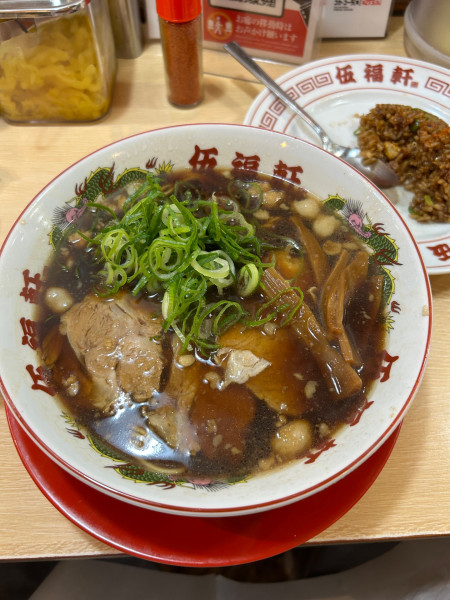 「背脂黒醤油ラーメン (+炒飯セット)」@伍福軒 川崎店の写真