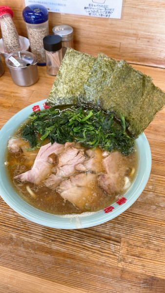 「チャーシュー麺　中盛り　ほうれん草」@ラーメン竜家 六角家姉妹店の写真