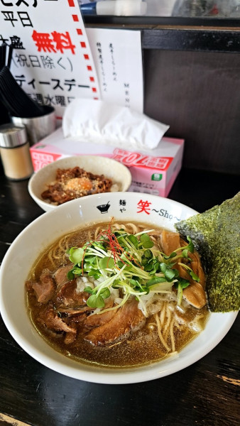 「煮干しラーメン(醤油)大盛り(平日🆓)+卵かけ肉丼」@麺や 笑 ~Sho~の写真