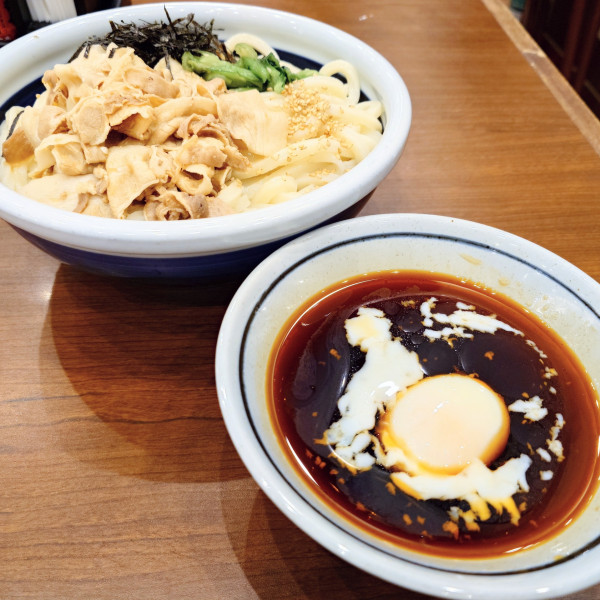 「旨辛豚つけ汁うどん」@丸亀製麺 ハマサイトの写真