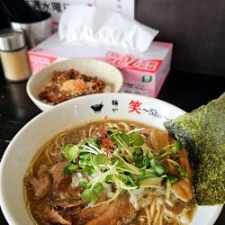 煮干しラーメン（醤油）大盛り（平日🆓）＋卵かけ肉丼