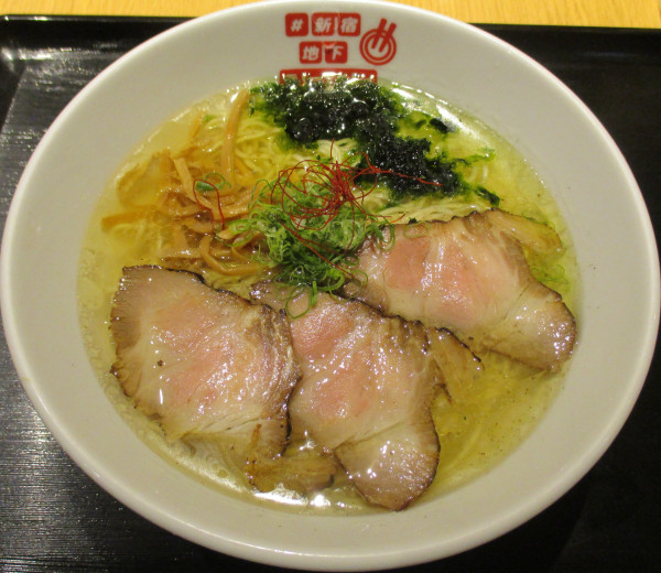 「＜仙臺くろく＞青葉地鶏の旨味塩そば　1250円」@#新宿地下ラーメンの写真