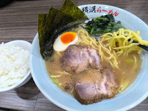 「らーめん(900)＋平日ランチサービス小ライス」@一八家 弘明寺店の写真