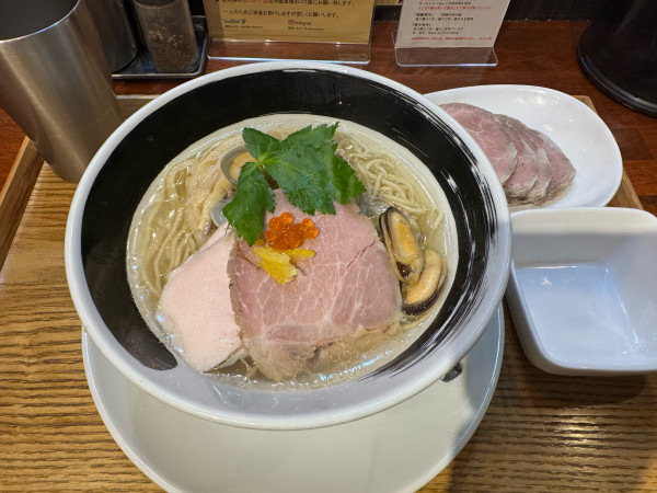 「浅蜊とムール貝の汐そば+低温調理塩煮豚」@麺処しろくろの写真