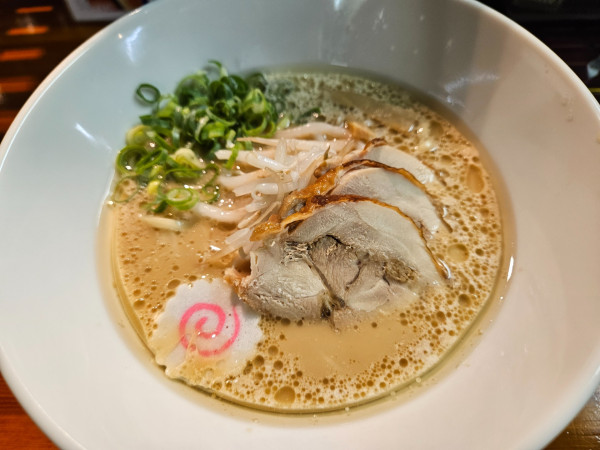 「白湯ラーメン」@らーめんゴールデンの写真