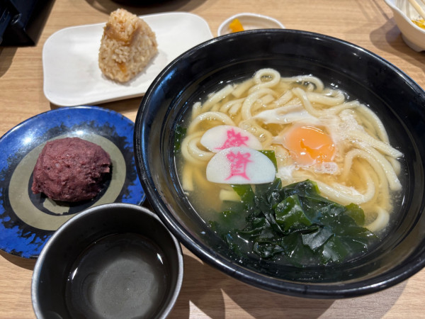 「月見うどん520円+かしわにぎり150円+ミニぼた餅110円」@資さんうどん 北鴻巣店の写真