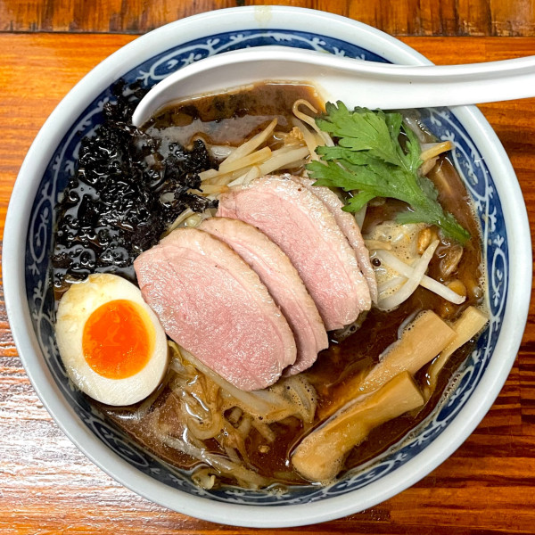 「【限定】ほんのりと煮干し香る鴨の赤だし極太中華そば」@中華そば よしかわの写真