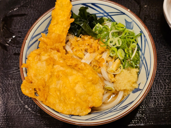 「かけうどん（並）＋子持ちししゃも＋豚天　420＋280円」@丸亀製麺 弘前店の写真