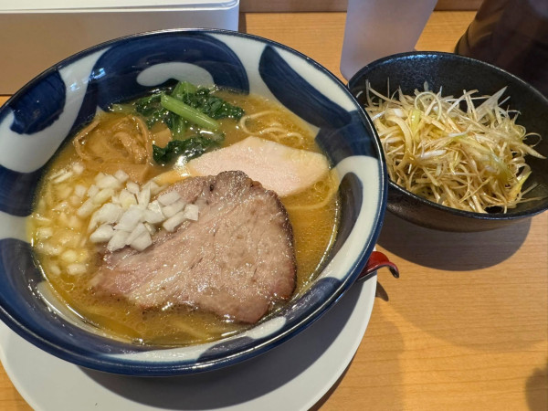 「濃厚鶏白湯らぁ麺（醤油）＋白髪ねぎ」@麺酒処 龍さん。の写真