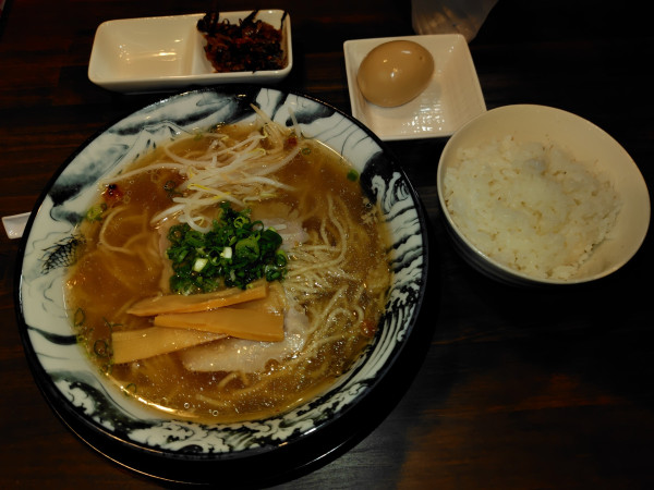 「牛骨しょうゆラーメン880円、ごはん小150円」@とんこつ・牛骨ラーメン龍瞳 シャミネ鳥取店の写真
