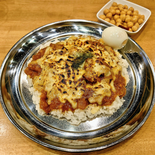 「チキンカレー＋チーズ＋ゆでたまご＋ひよこ豆のピクルス」@プネウマカレーの写真