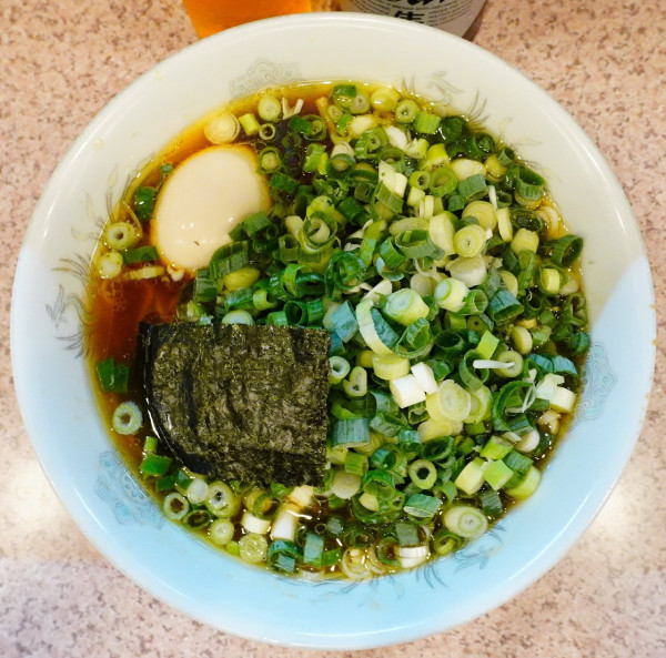 「醤油ラーメン＋九条ネギ増量＋半熟煮卵＋ビール（中瓶）」@ラー麺専門店 こしがやの写真