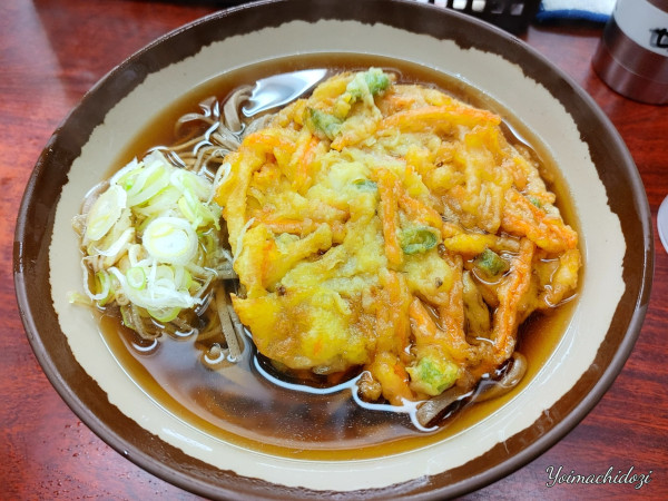 「かき揚げそば（550円）」@そば処桔梗 塩尻駅店の写真