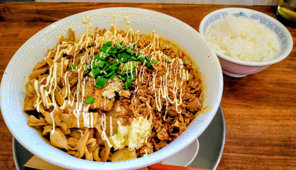 「特製汁無し辛＋半ライス」@MARU喜の写真