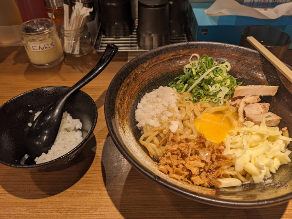 「DX油そば（300ｇ）+追い飯」@油そば屋 明日から本気出す 日吉店の写真