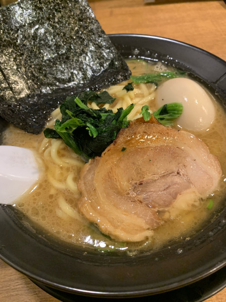 「醤油とんこつ玉子」@横浜家系ラーメン 武骨家 錦店の写真