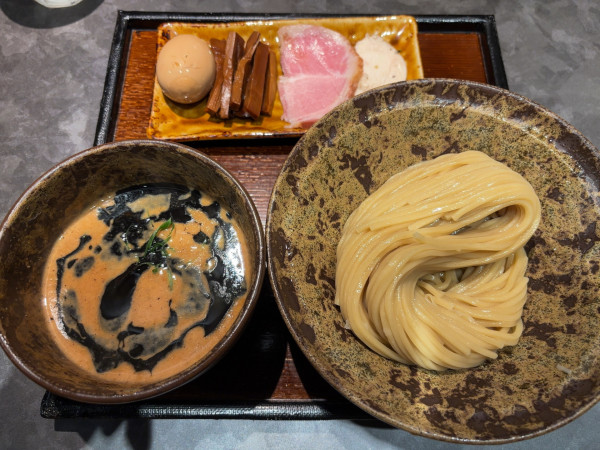「味玉黒つけ麺 (+メンマ)」@遷の写真