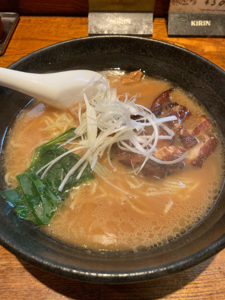 「白湯しょうゆらーめん」@麺処 鳴神の写真