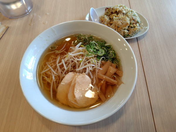 「醤油ラーメン＋半チャーハン1000円」@餃子スタンド だるま 湖山鳥大前店の写真