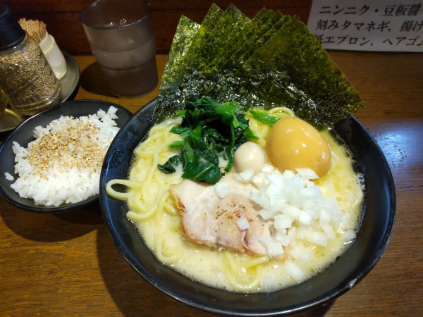 「塩ラーメン＋のり&味玉(サービス)」@濃厚豚骨ラーメン 濱虎家の写真
