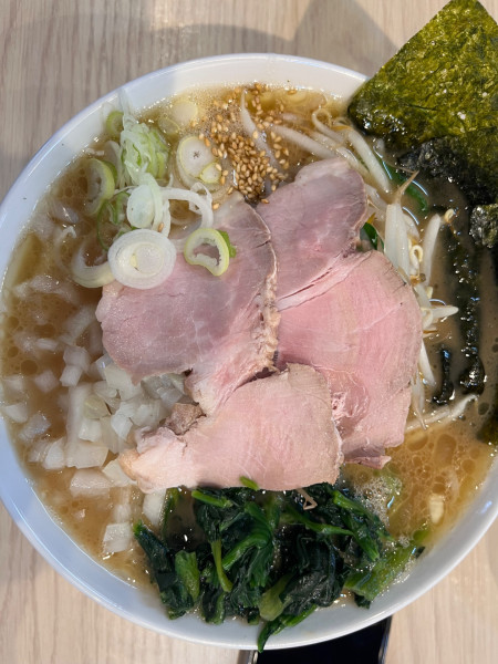 「ラーメン950円＋タマネギ100円＋ニラモヤシ100円」@新家系ラーメン気骨家の写真