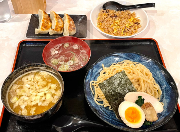 「【夜限定】タマシャモ濃厚つけ麺 ＋半チャーハン ＋餃子3個」@やまむろラーメンの写真