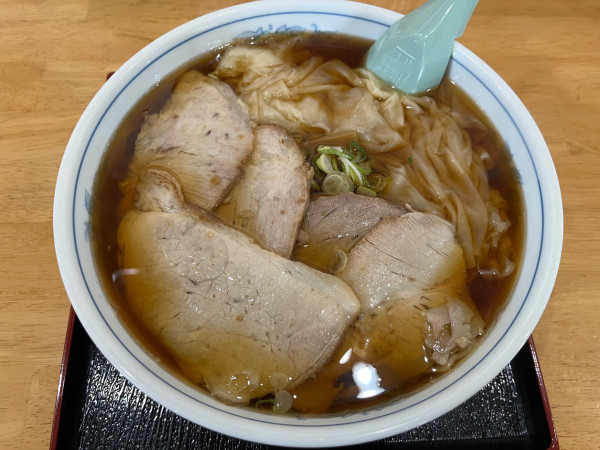 「ワンタンメン＋大盛」@三日月軒 駅東支店の写真