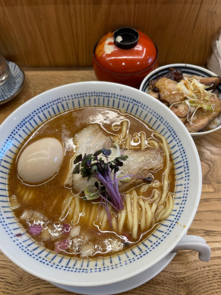 「濃厚かつお豚骨（醤油）味玉¥1,100+チャーシュー丼」@鰹そば田ヶ久保の写真