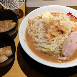 ラーメン（ニンニク少なめアブラマシ）+うずら