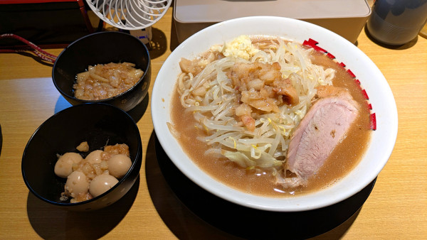 「ラーメン（ニンニク少なめアブラマシ）+うずら」@ヤンナラヤロウヨの写真